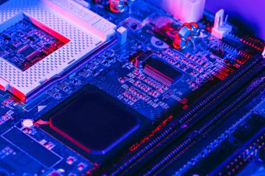 Elektronik devre kartının koyu renkli fotoğrafı.