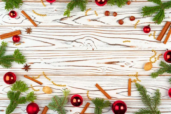 Decorações de Natal em fundo de madeira branca com espaço de cópia — Fotografia de Stock