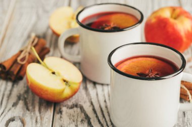 Tahta masada beyaz bardaklarda parlayan şaraplar. Yaklaş.
