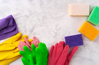Gri arkaplanı temizlemek için süngerler ve lastik eldivenler