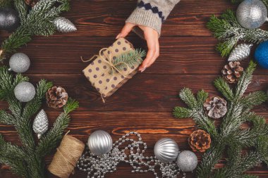 Noel süslemeleri ve hediyeler ahşap arka plan görünümünde