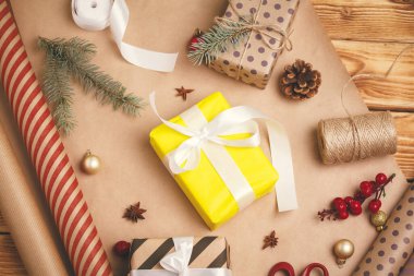 Noel için hazırlanmak, hediyeleri paketlemek ve dekorasyon yapmak.