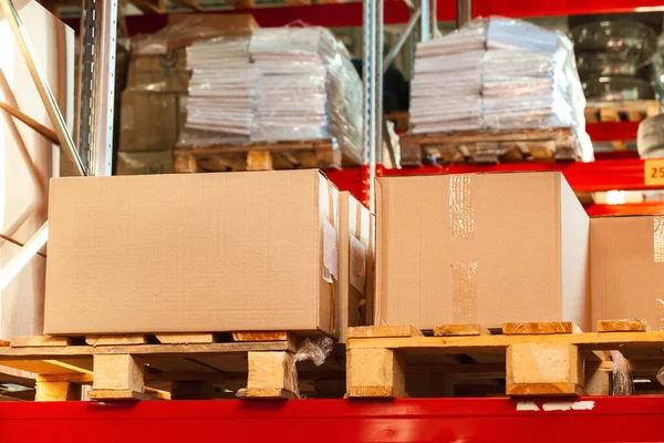 Prateleiras de armazém moderno com pilha de caixas de papelão — Fotografia de Stock