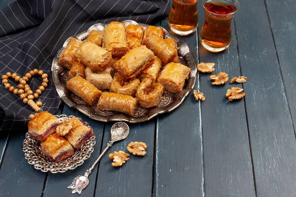 Складаний турецький десерт баклави в тарілці крупним планом — стокове фото