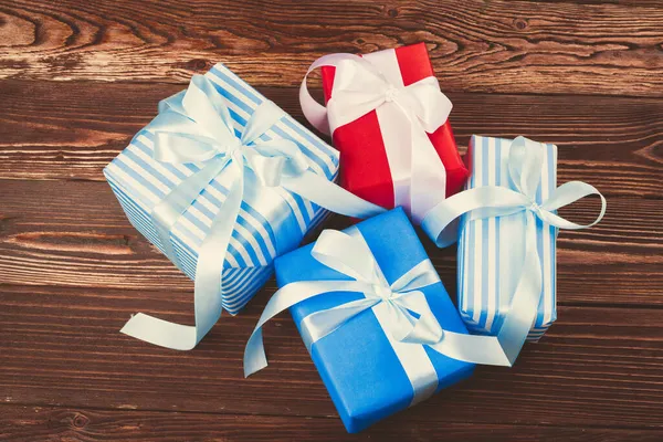 Mesa de madera marrón con cajas de regalo decoradas — Foto de Stock