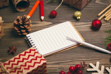 Noel için hazırlanmak, hediyeleri paketlemek ve dekorasyon yapmak.