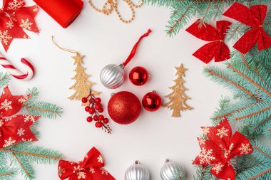 Çalışma alanı mutlu noel dekorasyonları düz konum