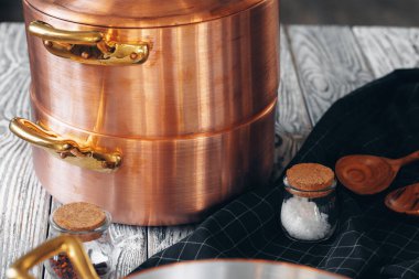 Bakır yemek takımını kapat.