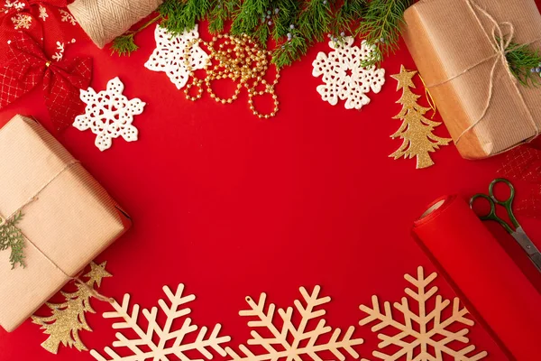 Χριστουγεννιάτικες διακοσμήσεις φόντο στο κόκκινο με αντίγραφο χώρο — Φωτογραφία Αρχείου