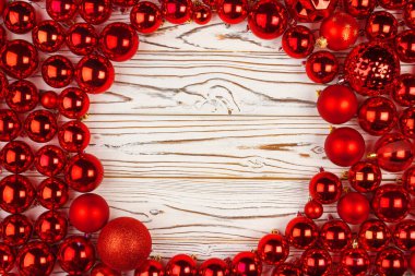 Kırmızı parlak mücevherleri olan güzel bir Noel arkaplanı, kopyalama alanı