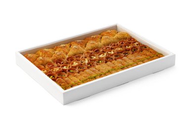 Beyaz bir kutunun içindeki Türk baklavası tatlısı.