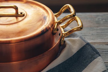 Profesyonel mutfak için yeni bakır yemek takımı.