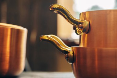 Mutfaktaki temiz bakır tencereyi kapat.