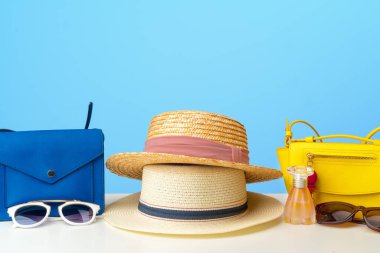 Aksesuarlı kadın el çantası düz bir görünümde yatıyordu.