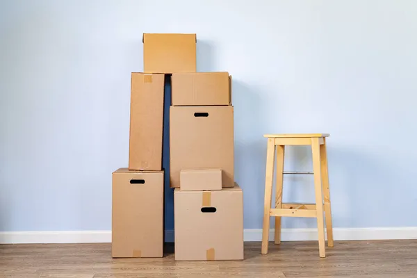 Переміщення коробки з упакованими речами і стілець для переміщення — стокове фото