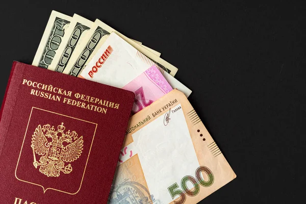 Російський паспорт з грошима всередині. Американські долари, російські рублі та українці гривні — стокове фото
