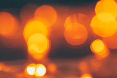 Koyu arkaplanda soyut Altın Bokeh parıltısı