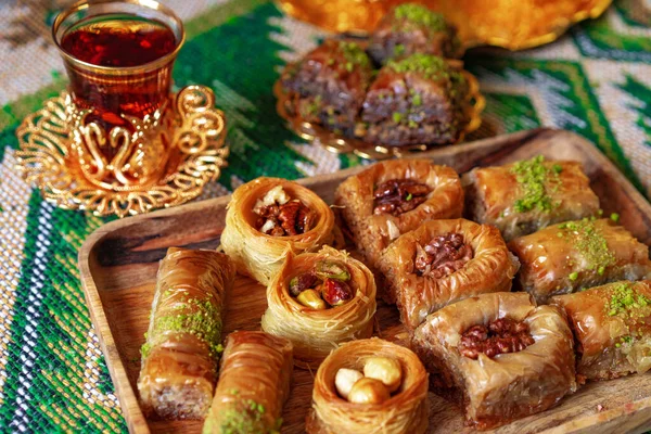 Török édes baklava fémtálcán török teával — Stock Fotó