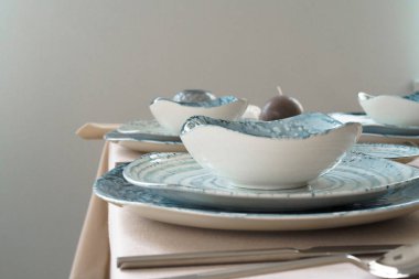 Dökümlü seramik tabakları olan şık bir masa düzeninin ayrıntıları