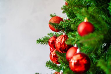 Kırmızı süs eşyalarıyla güzel bir Noel ağacı