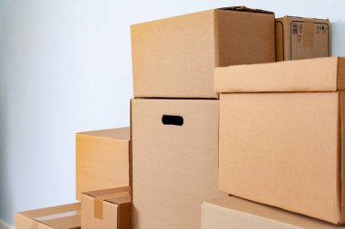 Bir odada istiflenmiş karton kutular ile ev taşıma kavramı