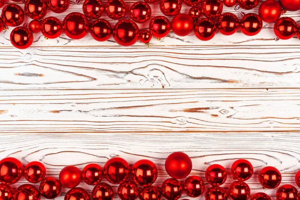Kırmızı parlak mücevherleri olan güzel bir Noel arkaplanı, kopyalama alanı — Stok fotoğraf