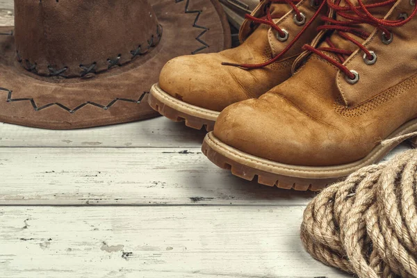 Wandelschoenen met reisaccessoires op grunge achtergrond — Stockfoto