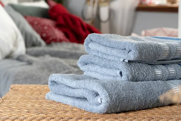 Stapel schone handdoeken op houten tafel in de slaapkamer — Stockfoto