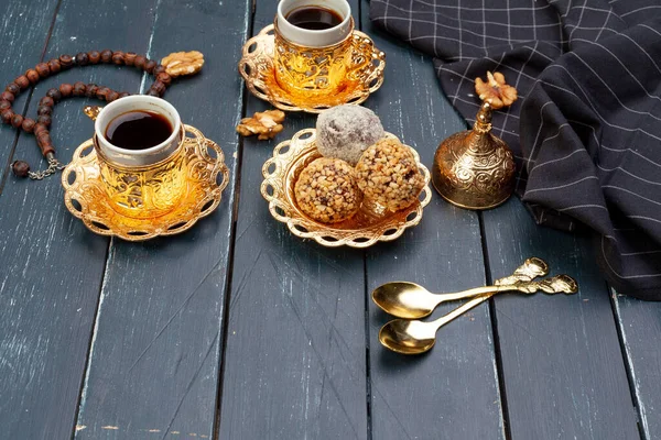 暗い木製のテーブルの上にコーヒーを添えてナッツボールデザート,トップビュー — ストック写真