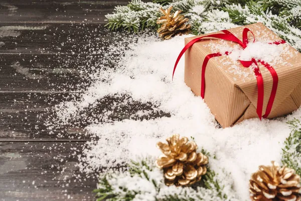 Όμορφο χριστουγεννιάτικο δώρο με χιονισμένες διακοσμήσεις διακοπών στο τραπέζι — Φωτογραφία Αρχείου