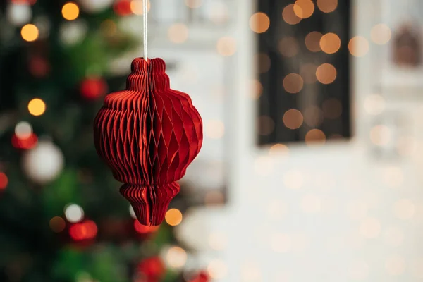 Bauble rosso e bianco appeso a un albero di Natale — Foto Stock