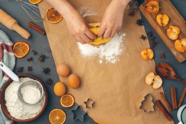 Kadınların elleri kurabiyelere hamur hazırlıyor.