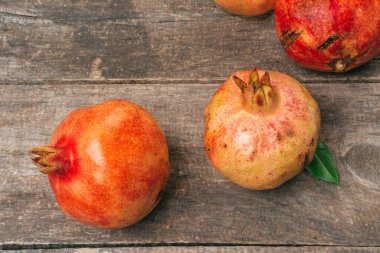 Eski ahşap arka planda nar meyvesi