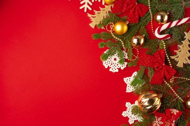 Fotokopi alanı ile kırmızı üzerine Noel dekorasyonları