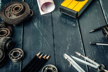 Makine mühendisliği araçları koyu ahşap arka plana ayarlandı