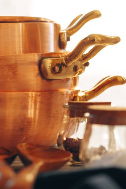 Bakır yemek takımını kapat.