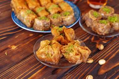 Türk tatlıları ahşap zemin üzerinde yakın plan