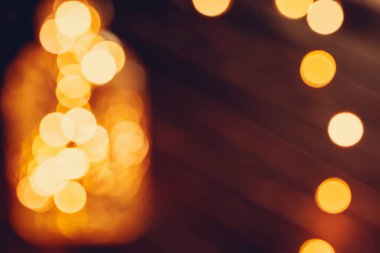 Koyu arkaplanda soyut Altın Bokeh parıltısı