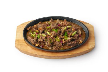 Beyaz arka planda et ve sebzeli Gürcü yemeği