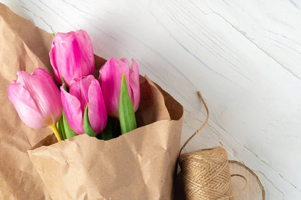 Piękne świeże różowe tulipany na białym drewnianym stole z bliska — Zdjęcie stockowe