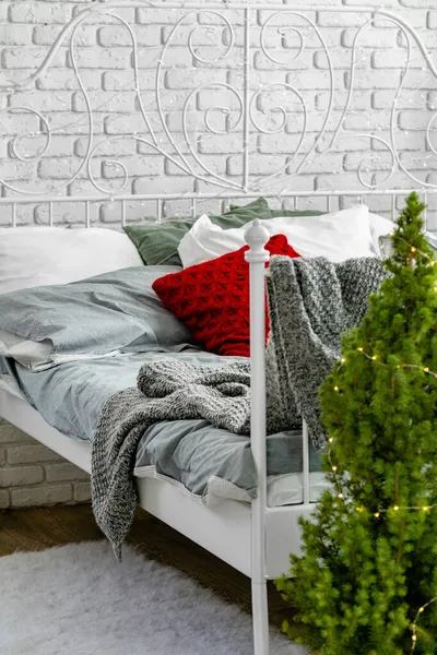 Modern ljus sovrum inredning för jul — Stockfoto