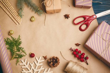 Noel için hazırlanmak, hediyeleri paketlemek ve dekorasyon yapmak.