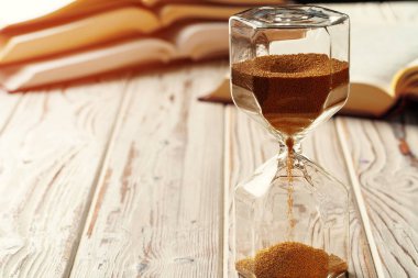 Kitabın arka planında kum saati veya kum saati ile kapatılmış