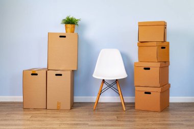 Paketlenmiş kutular ve taşınmak için sandalye taşıma