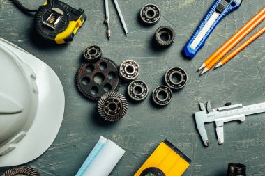 Makine mühendisliği araçları koyu ahşap arka plana ayarlandı