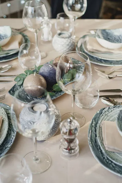 Роскошный стол для ужина в пастельных тонах — стоковое фото