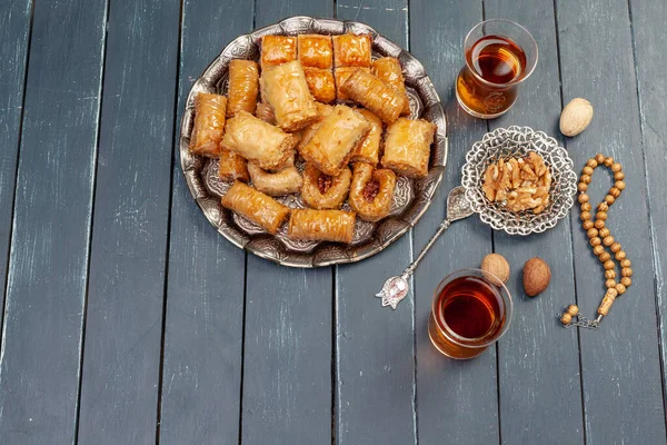 Bovenaanzicht van grote metalen dienblad met turkse baklava op planken houten tafel Rechtenvrije Stockafbeeldingen