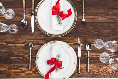 Kahverengi ahşap masa ve güzel bir Noel masası
