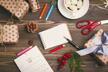 Noel için hazırlanmak, hediyeleri paketlemek ve dekorasyon yapmak.