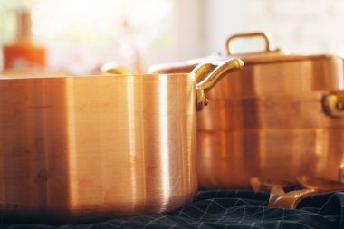 Bakır yemek takımını kapat.